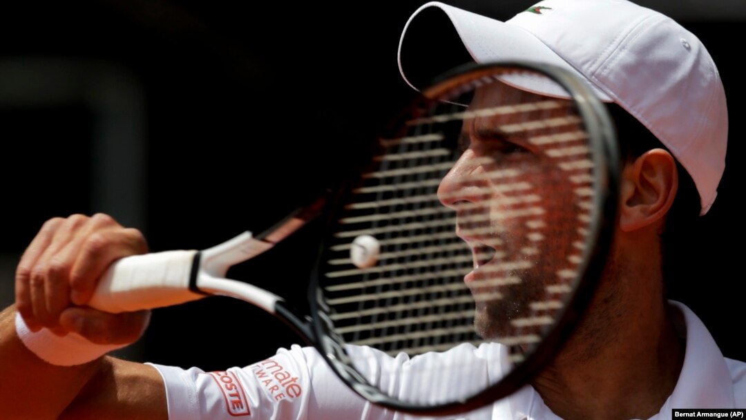Novak Đoković u duelu sa Tejlorom Fricom u drugom kolu Mastersa u Madridu (Foto: AP/Bernat Armangue)