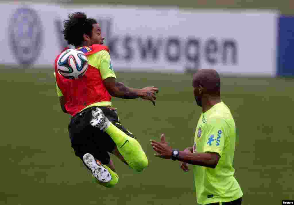 O jogador brasileiro, Marcelo, mostra os seus dotes na sessão de treino em Teresopolis junto ao Rio de Janeiro Maio 28, 2014.