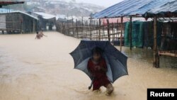 Kamp pengungsi Rohingya Kutupalong tergenang banjir setelah hujan lebat melanda Cox's Bazar, Bangladesh, Rabu (4/7). 