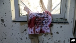 在喀布尔遭受一次袭击后喀布尔大学内的一面血染的塔利班旗。（2020年11月3日）