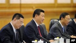 တရုတ်သမ္မတ Xi Jinping (လယ်)၊ မြန်မာသမ္မတ ဦးသိန်းစိန် (ယာ)တို့အား Great Hall မှာ တွေ့ရစဉ်။ (ဂျွန် ၂၈၊ ၂၀၁၄)