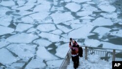 Zamrznuta reka u Čikagu (Foto: REUTERS/Pinar Istek) 