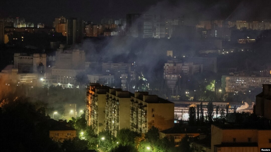Kota Kyiv di Ukraina diselimuti asap setelah serangan pesawat tak berawak Rusia, 13 Juli 2023. (REUTERS/Gleb Garanich)