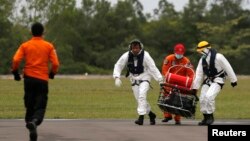 Spasilačke ekipe prenose posmrtne ostatke jednog od putnika aviona "Er Azije"