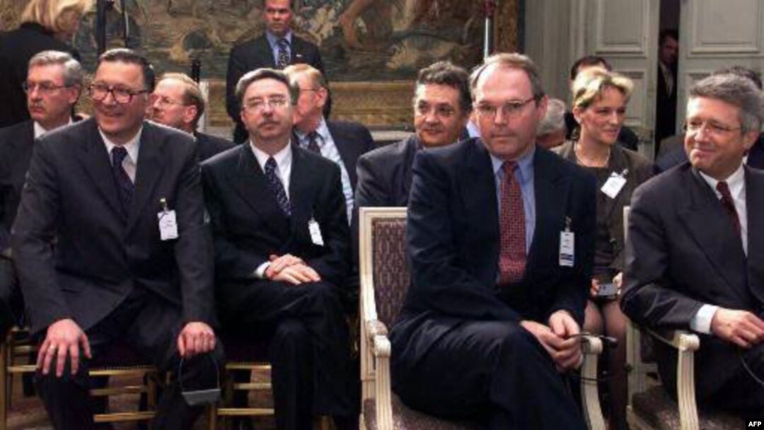 Američki izaslanik Kristofer Hil, austrijski izaslanik Volfgang Petrič i srpski zvaničnici slušaju govor tadašnjeg francuskog predsednika Žaka Širaka tokom pregovora u Rambujeu
