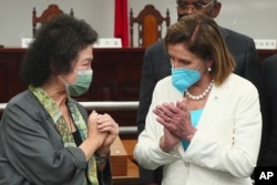 Ziara ya Spika wa Bunge la Marekani Nancy Pelosi Taiwan. Spika akiwa na Rais wa Kamisheni ya Haki za Binadamu ya Taifa Chen Chu (kushoto). (Taiwan Ministry of Foreign Affairs via AP)