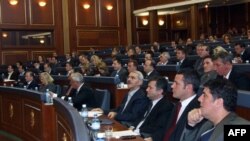 Poslanici Skupštine Kosova prate rad današnje sednice na kojoj je usvojena Rezoluciju o razgovorima Beograda i Prištine, koji su počeli u Briselu, 10. mart 2011.