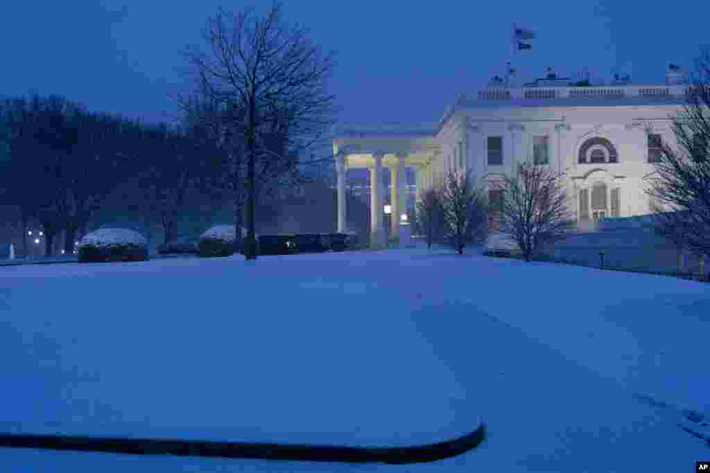 La tormenta de nieve que cayó en los estados del Atlántico medio el martes 11 de febrero causó accidentes en unas heladas carreteras y provocó el cierre de escuelas. Los jardines de la Casa Blanca también se vieron cubiertos por la nieve.&nbsp;