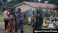 BAyi police ya Uganda bazali kosolola na bakima bitumba na Kisoro, Uganda, 10 novembre 2021