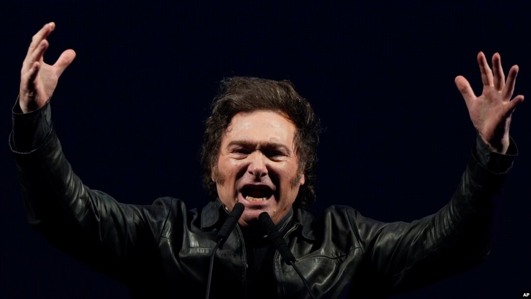 El presidente de Argentina, Javier Milei, se dirige a sus partidarios durante un mitin en Buenos Aires, Argentina, el sábado 28 de septiembre de 2024. (Foto AP/Natacha Pisarenko).