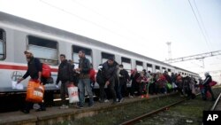 Izbeglice se ukrcavaju na voz u Šidu. 