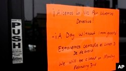 Un letrero de "cerrado" yace pegado en la puerta de un negocio en el vecindario Little Village en solidaridad con los inmigrantes, el lunes 3 de febrero de 2025, en Chicago.