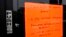 Un letrero de "cerrado" yace pegado en la puerta de un negocio en el vecindario Little Village en solidaridad con los inmigrantes, el lunes 3 de febrero de 2025, en Chicago.