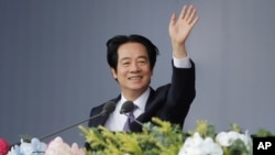라이칭더 대만 총통이 토요일 대만 타이베이에서 열린 국경일(쌍십절) 기념행사에서 손을 흔들고 있다.

