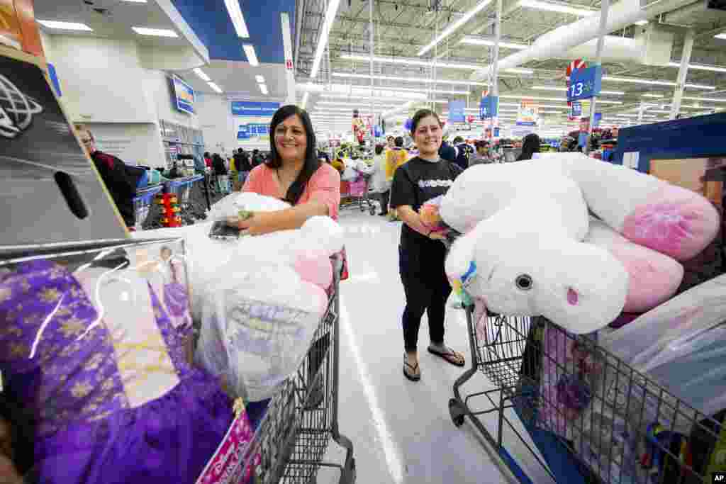 Arkansas&#39;ın&nbsp;Bentonville kentinde Walmart alışveriş merkezine akın edenler erken indirimlerden faydalandı&nbsp; &nbsp;