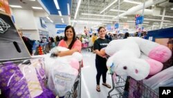 Compradoras en una tienda Walmart en Arkansas.