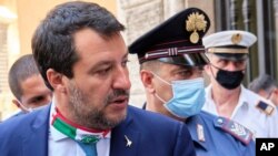 Mantan Menteri Dalam Negeri Matteo Salvini meninggalkan Senat sebelum pemungutan suara untuk mencabut kekebalan hukumnya terkait kasus "Open Arms" Agustus 2019, di Roma Kamis, 30 Juli 2020. 