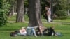 ARCHIVO - Varias personas descansan en el parque del Retiro el miércoles 20 de marzo de 2024, en Madrid, España.