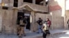 叙利亚民主武装在哈萨卡挨家挨户搜捕伊斯兰国武装分子。