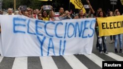 Los manifestantes, con múltiples consignas, exigieron al ente electoral para que convoque a elecciones.