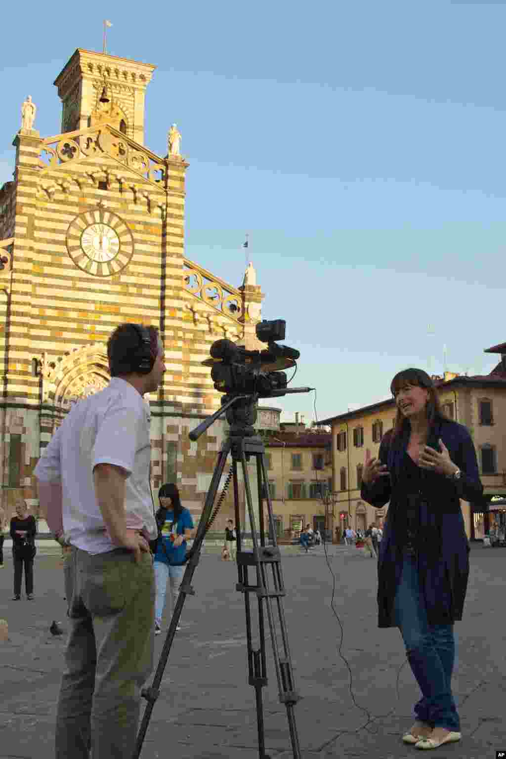 Author Silvia Perrachi (being interviewed by VOA) wrote the book 'The Chinese Siege' about Chinese immigration in Prato, Italy (Photo Mark Abouzeid)