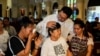 Pastor Flavie Villanueva mencoba menenangkan para kerabat dari korban pembunuhan dalam perang melawan narkoba di Filipina, sebelum misa berlangsung di Quezon City, Manila, pada 11 Maret 2025. (Foto: Reuters/Lisa Marie David)