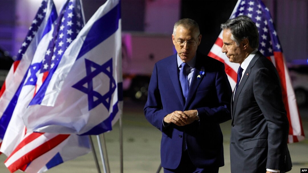 El secretario de Estado de EEUU, Antony Blinken, a la derecha, es recibido por el embajador estadounidense en Israel, Jacob Lew, a su llegada al aeropuerto Ben Gurion el 30 de abril de 2024. 