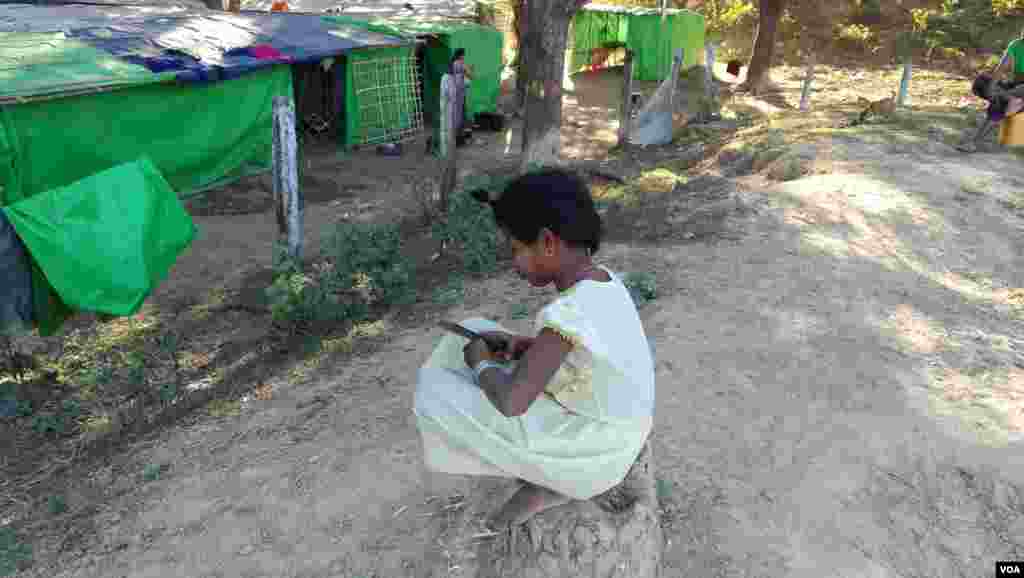  အထက်မြတ်လှဲ စစ်ရှောင်စခန်းရှိ မိန်းကလေးငယ်တဦး