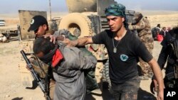 Anggota pasukan khusus Irak menahan tersangka militan ISIS saat Irak merebut kembali Mosul, dari kelompok ISIS, 25 Februari 2017 (foto: dok).