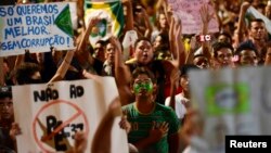 Manifestantes, en su mayoría jóvenes, protestan contra la corrupción en la ciudad de Fortaleza, en el nordeste de Brasil.