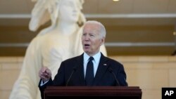 El presidente Joe Biden habla en la ceremonia anual de los Días del Recuerdo del Museo Conmemorativo del Holocausto de Estados Unidos en el Capitolio, el 7 de mayo de 2024 en Washington.