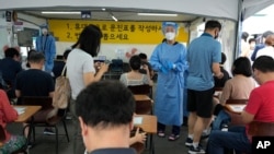 14일 서울의 한 보건소에서 신종 코로나바이러스 감염 검사를 진행하고 있다.