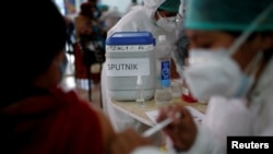 Una persona recibe una vacuna rusa Sputnik V contra el COVID-19 en El Alto, Bolivia, el 25 de julio de 2021.