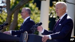 美国总统拜登与澳大利亚总理阿尔巴尼斯在白宫玫瑰园举行记者会。(2023年10月25日)