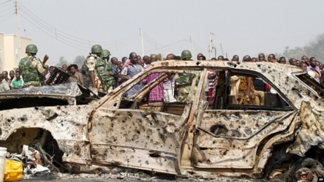 Afrikada so'nggi yillarda mahalliy terrorchi guruhlarning jonlangani kuzatilmoqda. Suratdagi shikastlangan mashina Nigeriyaning Boko Xaram terrorchi guruhi tomonidan cherkov yonida portlatilgan. 25-dekabr, 2011-yil.
