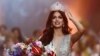 Pemenang Miss Universe Miss India Harnaaz Sandhu berpose setelah dinyatakan sebagai pemenang kontes Miss Universe di resor Laut Merah Eilat, Israel pada 13 Desember 2021. (Foto: Reuters)