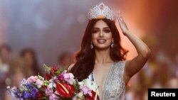 Pemenang Miss Universe Miss India Harnaaz Sandhu berpose setelah dinyatakan sebagai pemenang kontes Miss Universe di resor Laut Merah Eilat, Israel pada 13 Desember 2021. (Foto: Reuters)