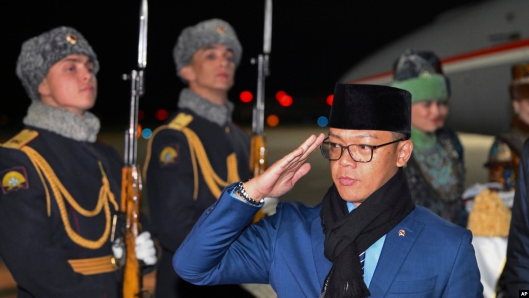 Menteri Luar Negeri Indonesia Sugiono tiba di bandara internasional Kazan untuk menghadiri KTT BRICS di Kazan, Rusia, pada 22 Oktober 2024 lalu (foto: dok).