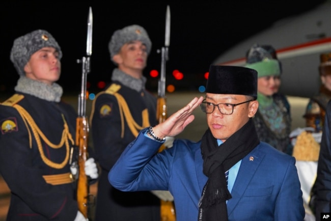 Menteri Luar Negeri Sugiono tiba di Bandara Internasional Kazan untuk menghadiri KTT BRICS di Kazan, Rusia, 22 Oktober 2024. (Foto: via AP)