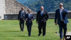 Mike Pompeo, secretario de Estado de EE.UU., (centro derecha), e Ignazio Cassis, ministro de Relaciones Exteriores de Suiza, (centro izquierda), conversan durante la visita de Pompeo en CastelGrande en Bellinzona, Suiza, el domingo 2 de junio de 2019. 