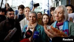 Ен Марер и Розмари Вајдер-Валти, од швајцарската група Постари жени за заштита на климата, зборуваат со новинарите по судската пресуда за климатски случај во Стразбур, Франција, 9 април 2024 година.
