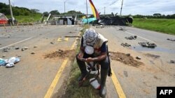 Un manifestant autochtone près d'une barricade bloquant l'autoroute lors d'une manifestation contre le gouvernement, à Cali, en Colombie, le 10 mai 2021.