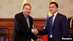 El presidente ecuatoriano Daniel Noboa saluda al líder opositor venezolano Edmundo González, en Quito, el 28 de enero de 2025. REUTERS/David Diaz Arcos