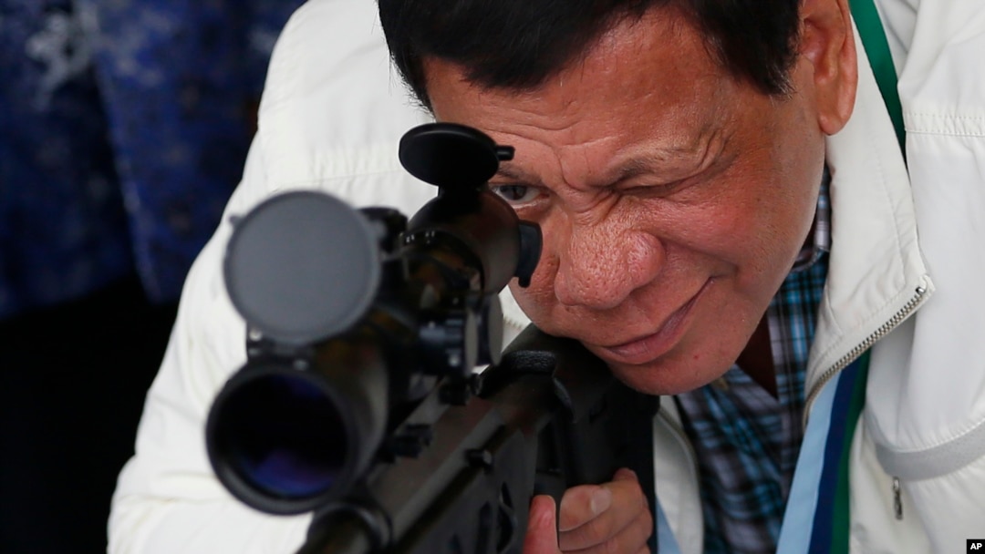 Tổng thống Rodrigo Duterte kiểm tra súng bắn tỉa CS/LR4A do Trung Quốc sản xuất. Ông Duterte dặn các tướng lĩnh chớ mua vũ khí từ Mỹ và Canada vì các điều kiện áp đặt của họ.