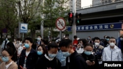 마스크를 쓰고 거리에 나선 중국 베이징 시민들 (자료사진)