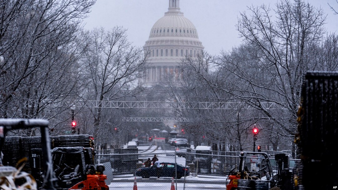 Salju turun di Gedung Capitol di Washington DC sehari menjelang pelantikan Presiden AS hari Minggu, 19 Januari 2025.