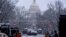 Salju turun di Gedung Capitol di Washington DC sehari menjelang pelantikan Presiden AS hari Minggu, 19 Januari 2025.
