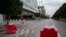 L'avenue principale de Tunis est fermée peu avant un couvre-feu national, mercredi 18 mars 2020, décrété par le président Kais Saied pour contrer le coronavirus. (Photo AP / Hassene Dridi)