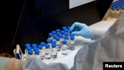 Un técnico de laboratorio inspecciona recipientes con el antiviral remdesivir, en la sede de Gilead Sciences en La Verne, California, el 11 de marzo de 2020.