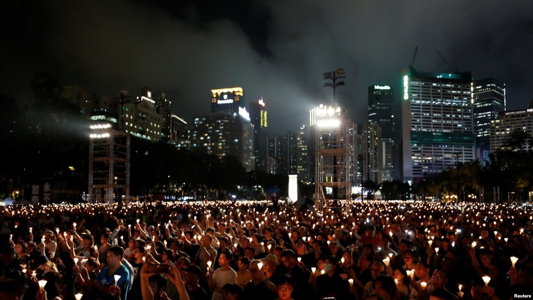 香港民眾於２０１９年在維多利亞公園參加支聯會主辦紀念八九六四民主運動被鎮壓30週年活動。 （2019年6月4日）